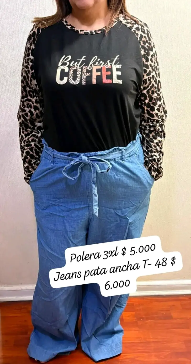 Polera negra con estampado animal print - 3