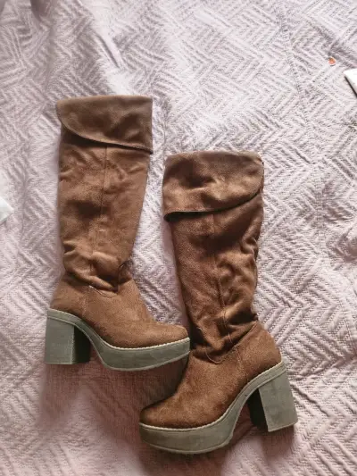 Botas de gamuza marrón con tacón alto - miniatura 1