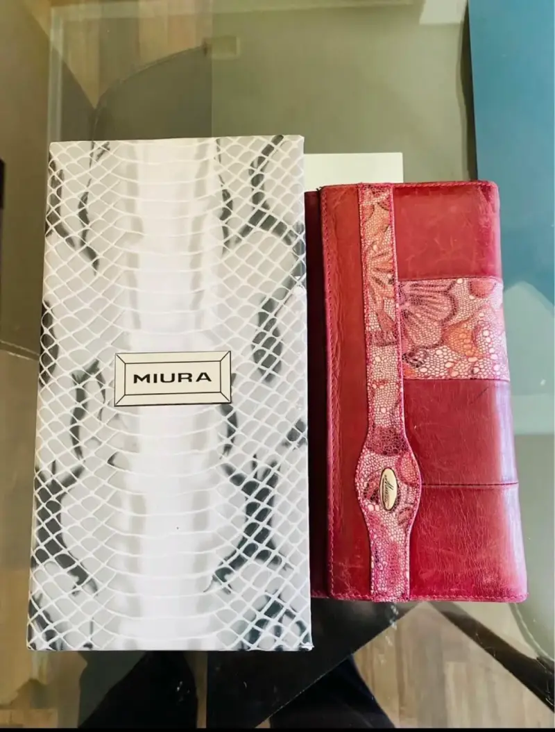 Chequera 100% cuero roja Miura con diseño elegante