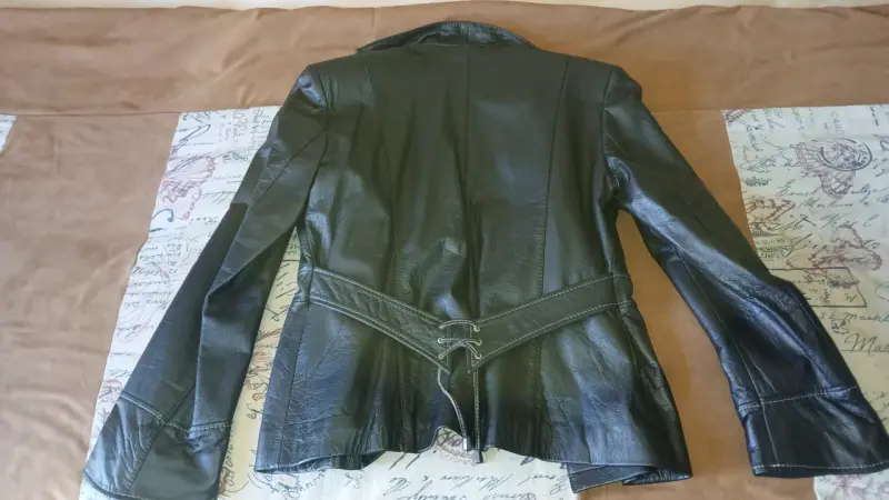 Chaqueta de cuero negra elegante para mujer - 1