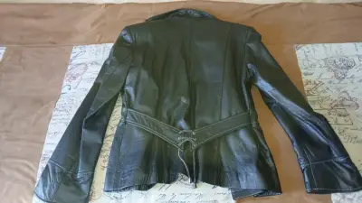 Chaqueta de cuero negra elegante para mujer - miniatura 1