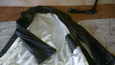 Chaqueta de cuero negra elegante para mujer - miniatura 2