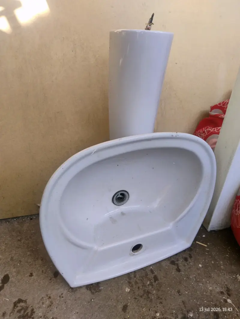 Lavamanos y WC de cerámica gris claro usados - 1