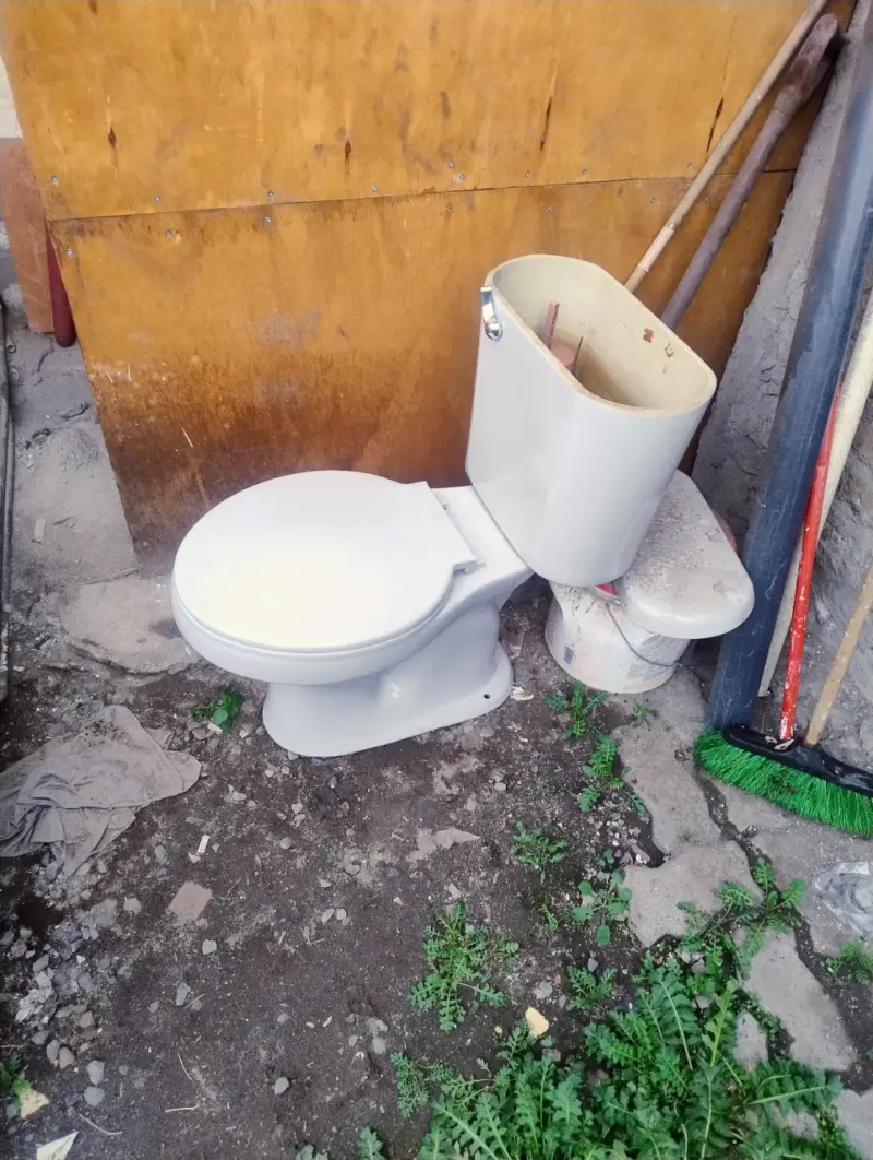 Lavamanos y WC de cerámica gris claro usados - 2