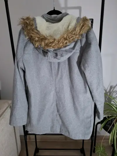 Abrigo gris con capucha y forro Charlotte Russe - miniatura 2