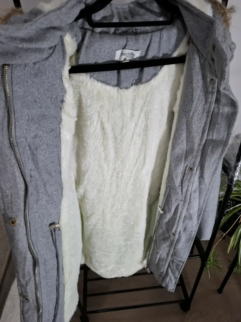 Abrigo gris con capucha y forro Charlotte Russe - 3
