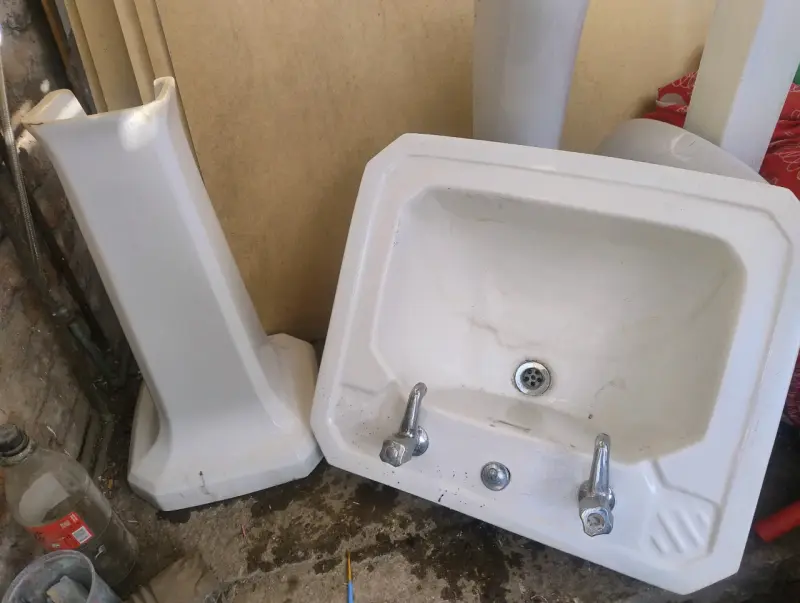 Lavamanos de cerámica con pedestal blanco