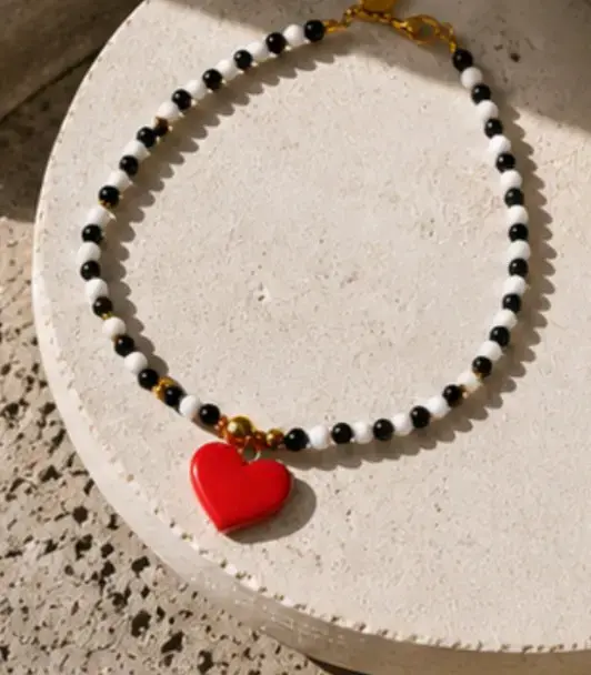 Collar de cuentas con dije de corazón rojo - 1