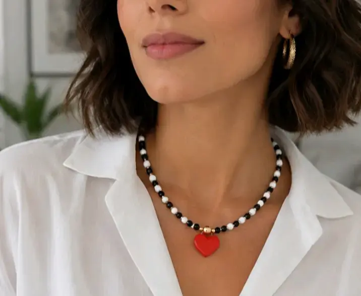 Collar de cuentas con dije de corazón rojo - 4