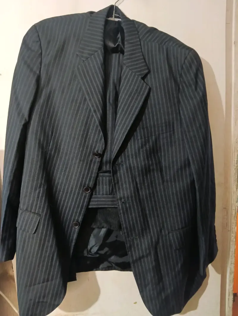 Traje de hombre a rayas elegante - 1