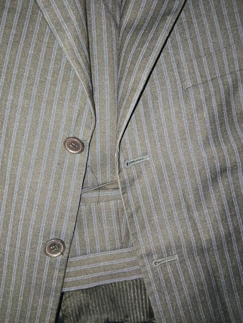 Traje de hombre a rayas elegante - 3