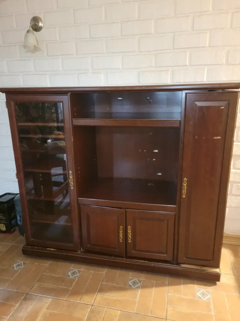 Mueble de madera para sala con vitrina - 1