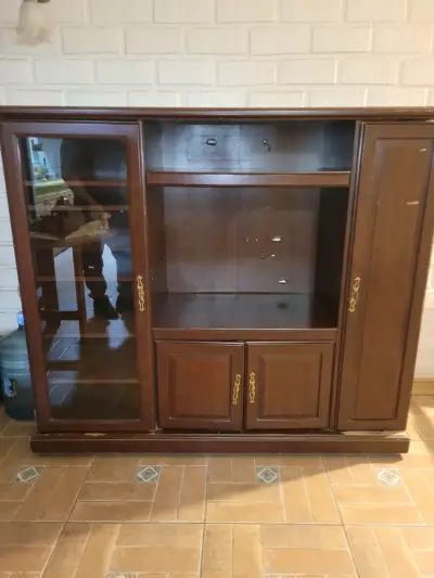 Mueble de madera para sala con vitrina - miniatura 2