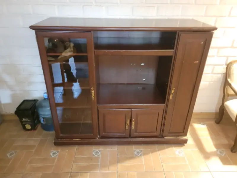 Mueble de madera para sala con vitrina - 3