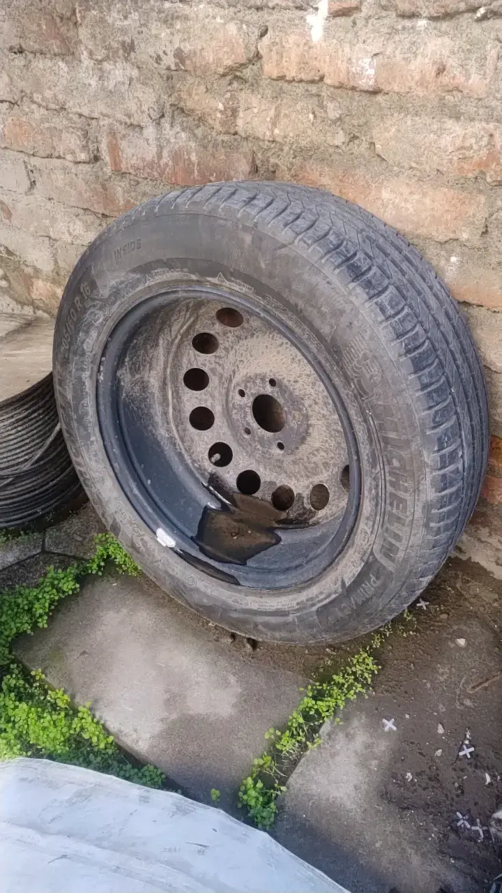 Neumático con llanta de acero usado - 1