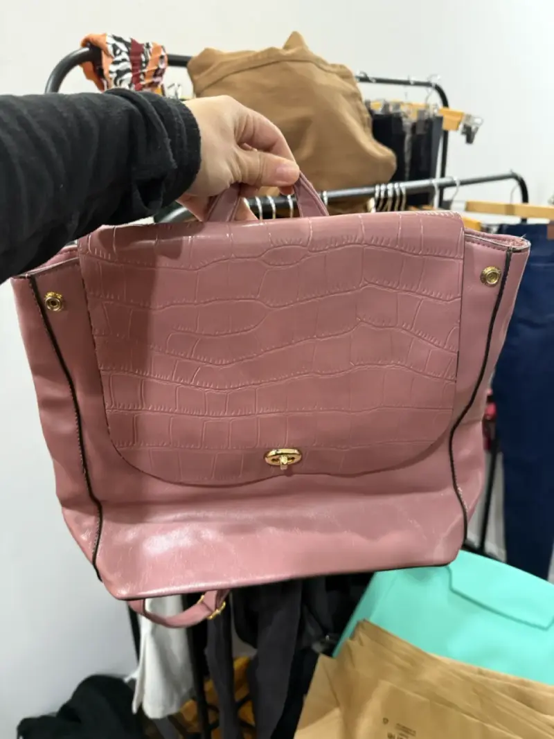 Mochila de cuero sintético rosada con textura - 1