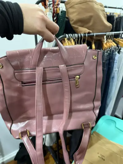 Mochila de cuero sintético rosada con textura - miniatura 2