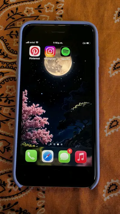 iPhone SE 2 con funda lila en buen estado - miniatura 1