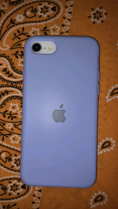 iPhone SE 2 con funda lila en buen estado - miniatura 2