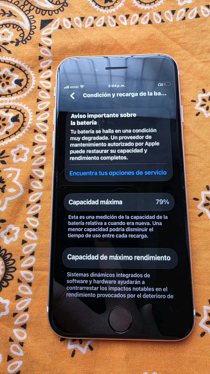 iPhone SE 2 con funda lila en buen estado - 3