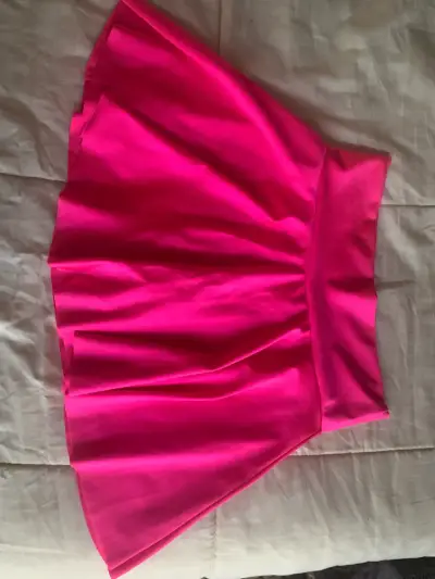 Falda corta fucsia de tela brillante - miniatura 1
