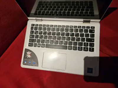 Laptop Lenovo Yoga 310 convertible en buen estado - miniatura 2