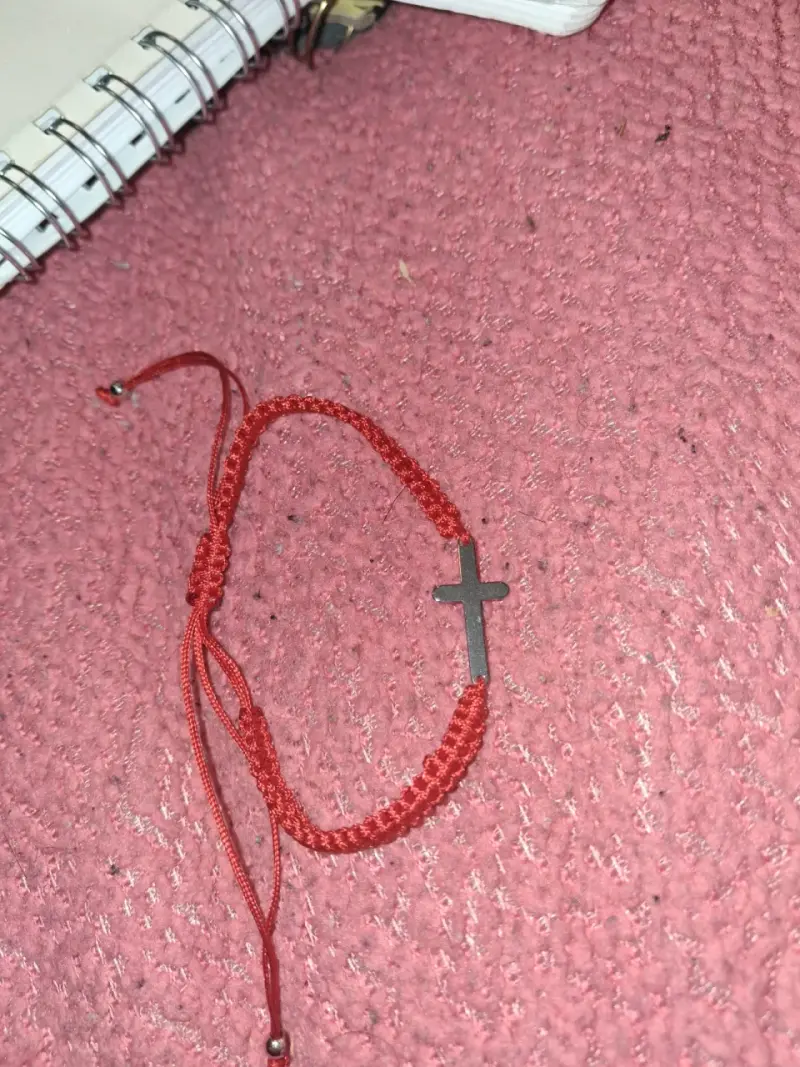 Pulsera de hilo rojo con cruz metálica