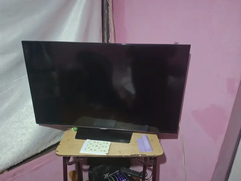 Televisor LED de 40 pulgadas en buen estado
