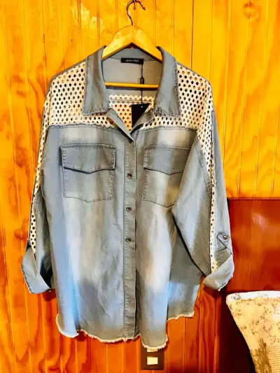 Camisa de mezclilla con encaje para mujer - miniatura 1