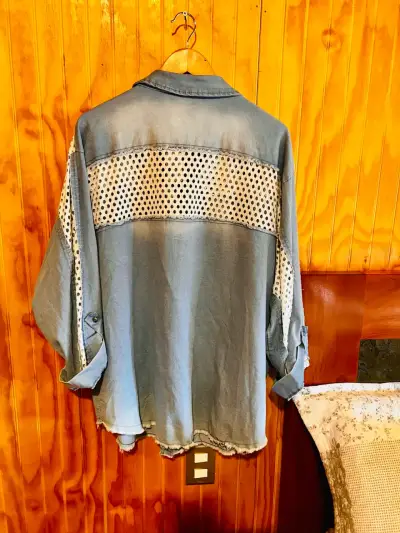 Camisa de mezclilla con encaje para mujer - miniatura 3