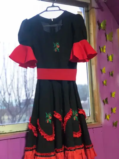 Vestido folclórico negro con detalles rojos - miniatura 1