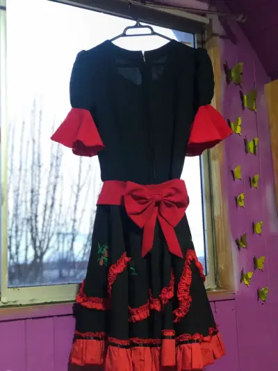 Vestido folclórico negro con detalles rojos - miniatura 2