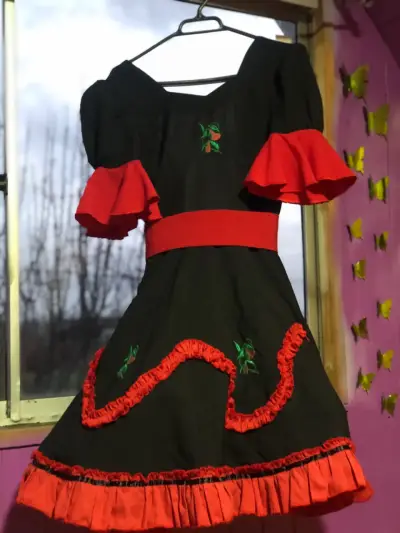 Vestido folclórico negro con detalles rojos - miniatura 3