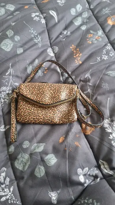 Cartera de mano con estampado animal print - miniatura 1