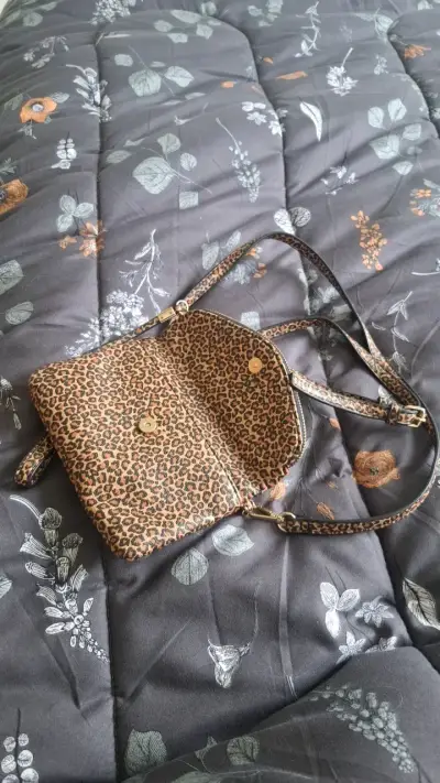 Cartera de mano con estampado animal print - miniatura 2