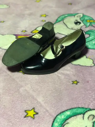 Zapatos de charol negro para niña con hebilla - miniatura 2