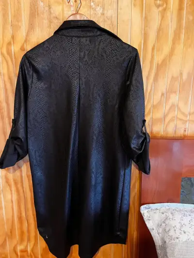 Vestido camisero negro con textura Caloe - miniatura 2