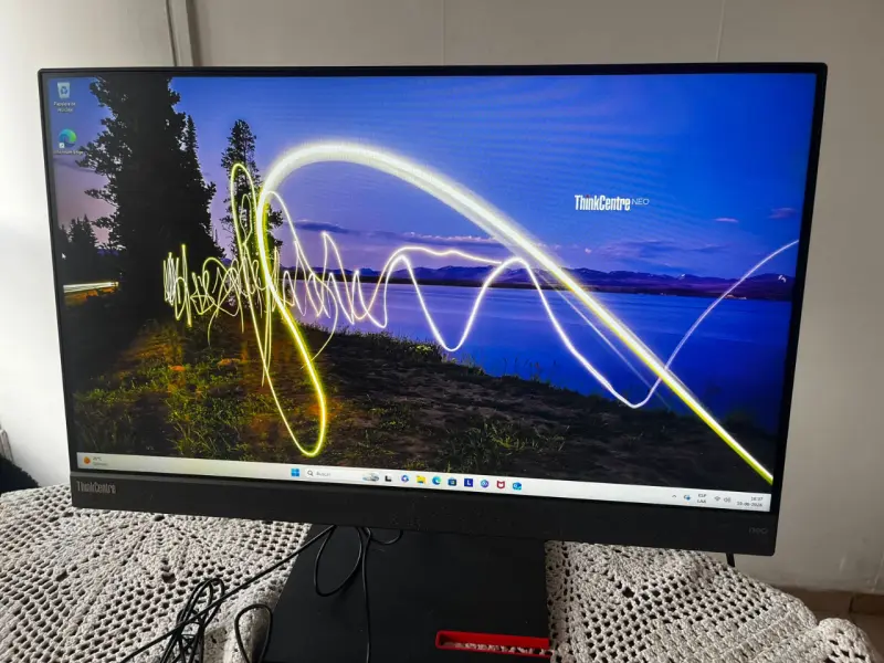 Monitor Lenovo ThinkCentre Neo 24 pulgadas - 1
