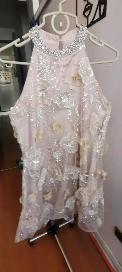 Vestido de fiesta bordado con flores y lentejuelas - miniatura 1
