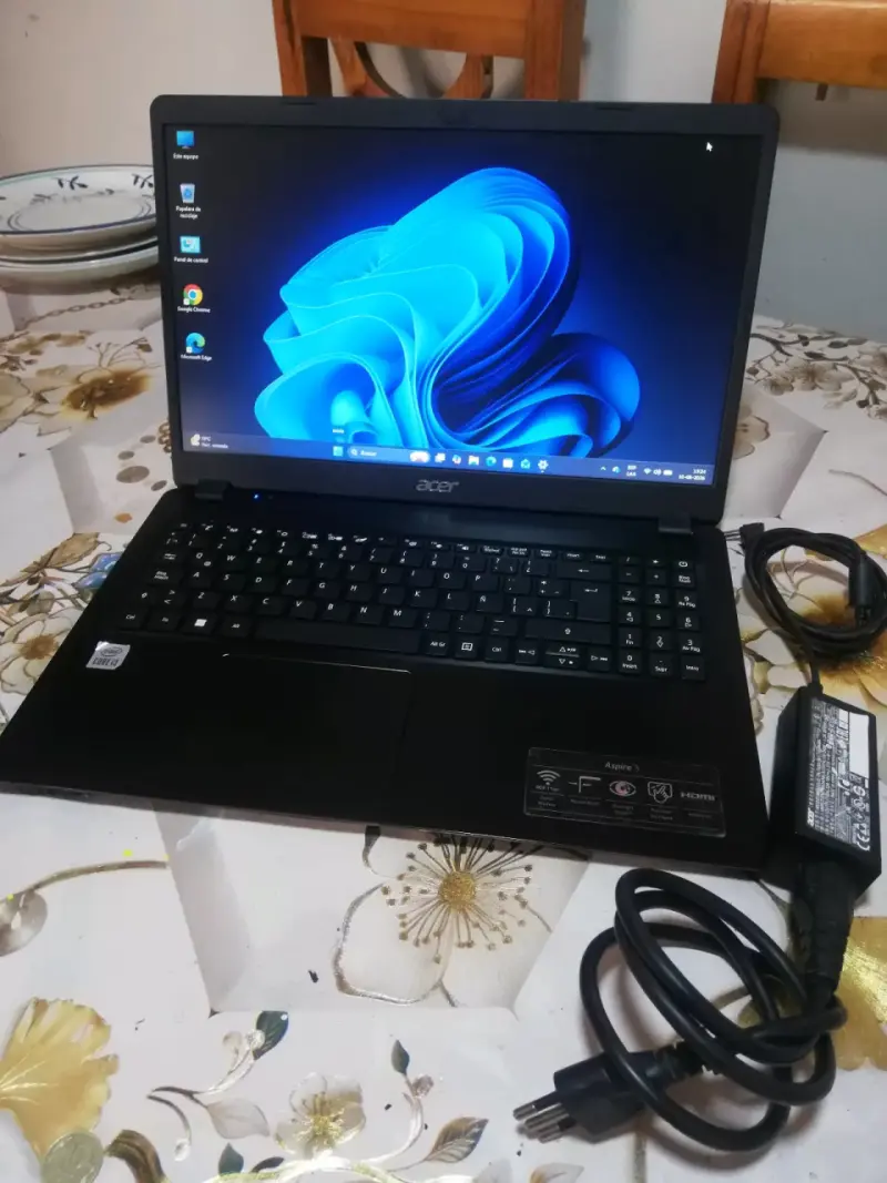 Laptop Acer Aspire 3 con cargador - 1