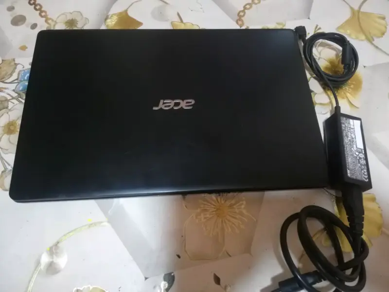 Laptop Acer Aspire 3 con cargador - 3
