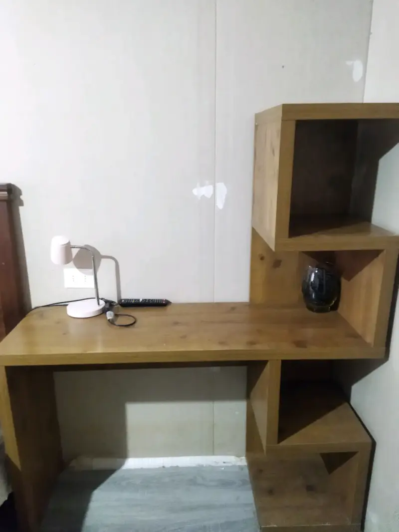 Escritorio de madera con estantes integrados - 1