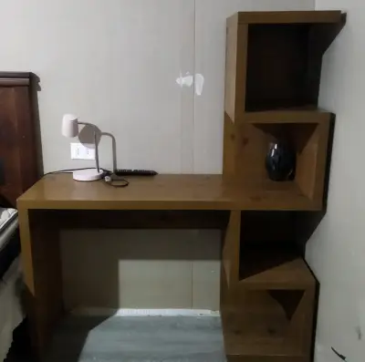 Escritorio de madera con estantes integrados - miniatura 2