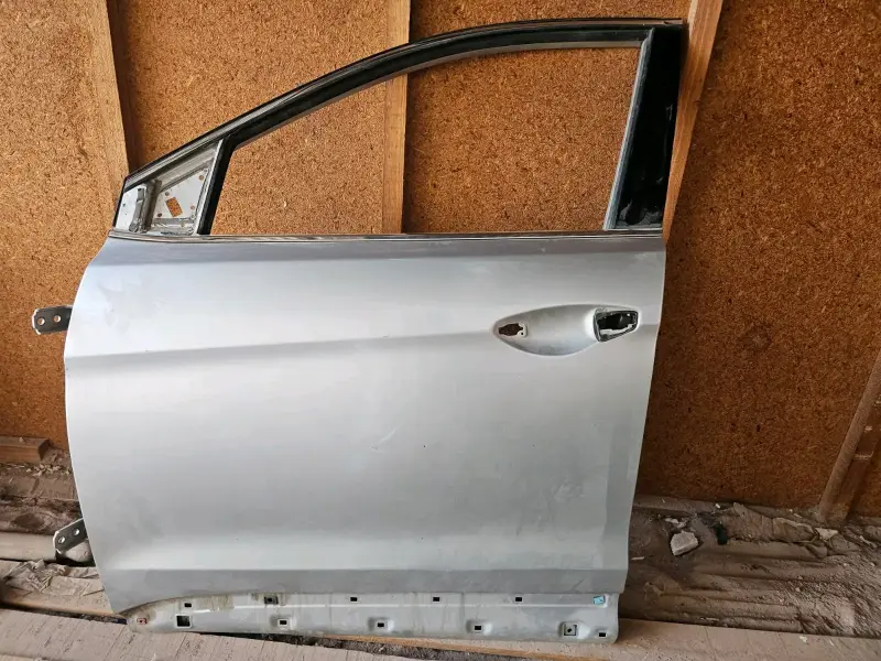 Puerta delantera para auto color gris - 1