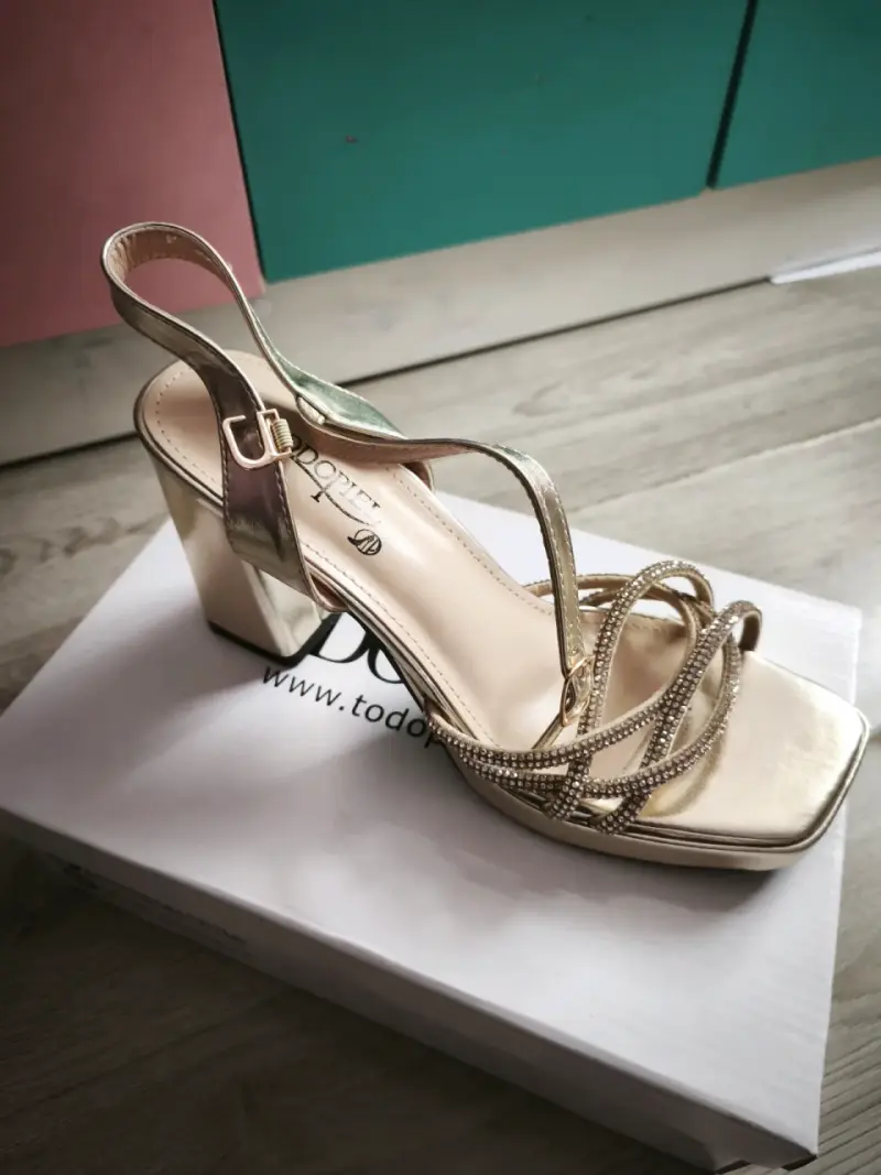 Sandalias doradas de tacón alto con detalles brillantes - 1