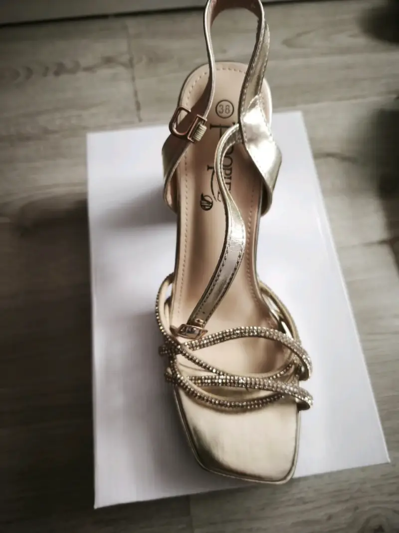 Sandalias doradas de tacón alto con detalles brillantes - 2