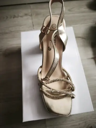 Sandalias doradas de tacón alto con detalles brillantes - miniatura 2