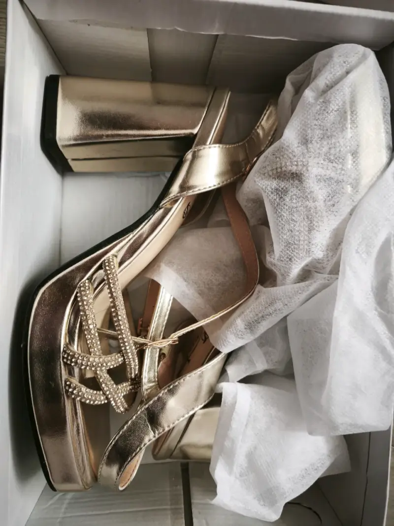 Sandalias doradas de tacón alto con detalles brillantes - 3