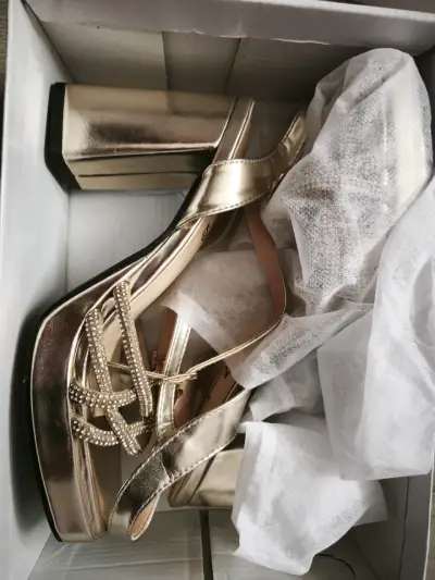 Sandalias doradas de tacón alto con detalles brillantes - miniatura 3