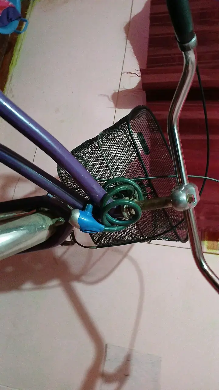 Bicicleta urbana morada con canasto - 5